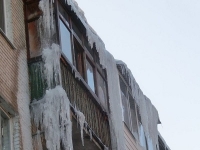 Эксперт разъяснила, кто должен очищать балкон от сосулек и снега
